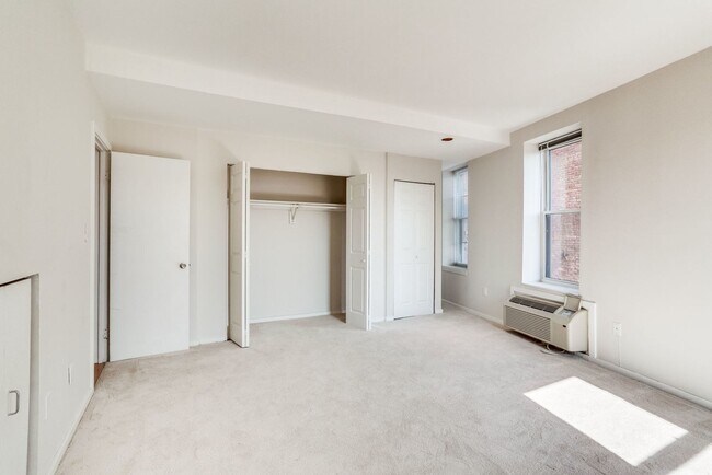 Building Photo - Top Tier Two-Level Abode-- Storage and Parking Included!