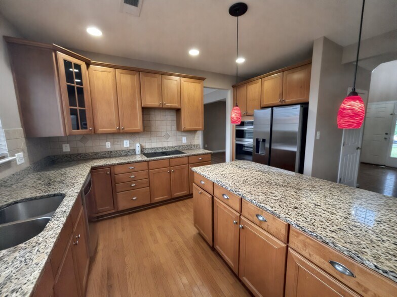Kitchen - 15024 Burgandine Ave