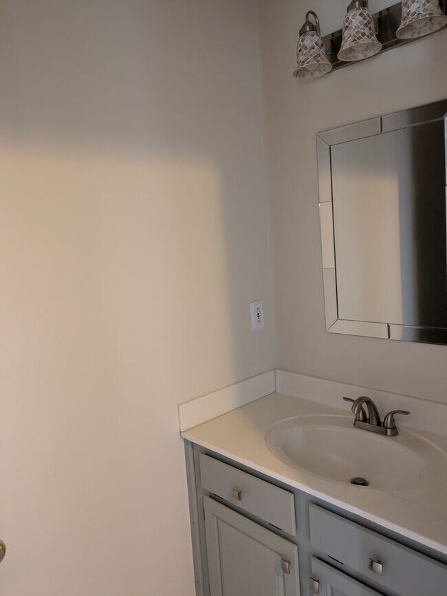 Building Photo - 3BR/2.5Bath House in NE Hickory