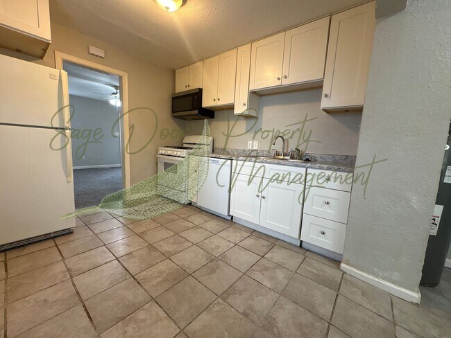 Building Photo - UPSTAIRS LOFT SPACE!!!