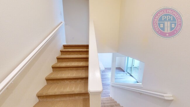 Building Photo - Updated Beatiful Townhome! Large open Kitc...