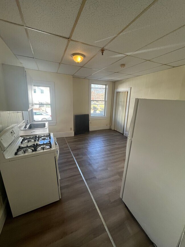 Building Photo - Studio Apartment for Rent – Utilities Included!