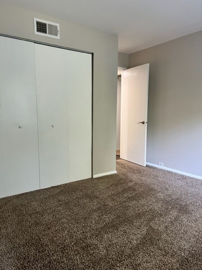 Building Photo - Spacious 2-Bedroom Apartment for Rent in C...