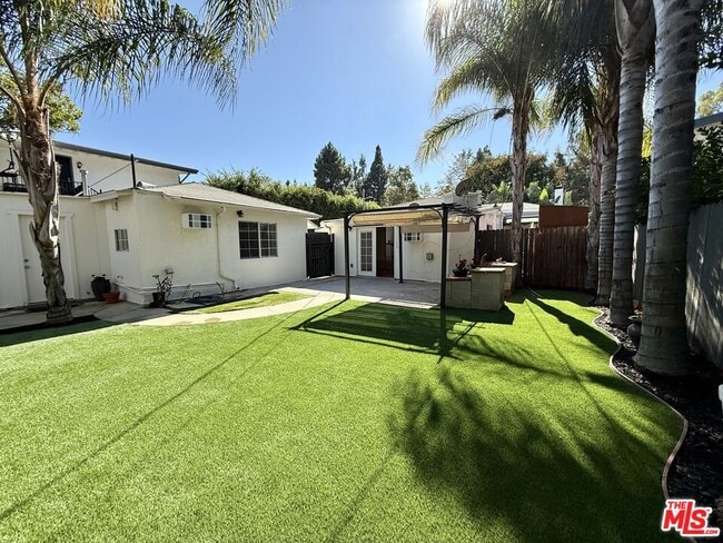 Building Photo - 364 N San Vicente Blvd