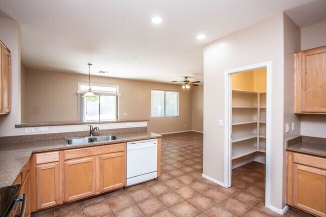 Building Photo - 5Bedroom/3Bath San Tan Vally Home!