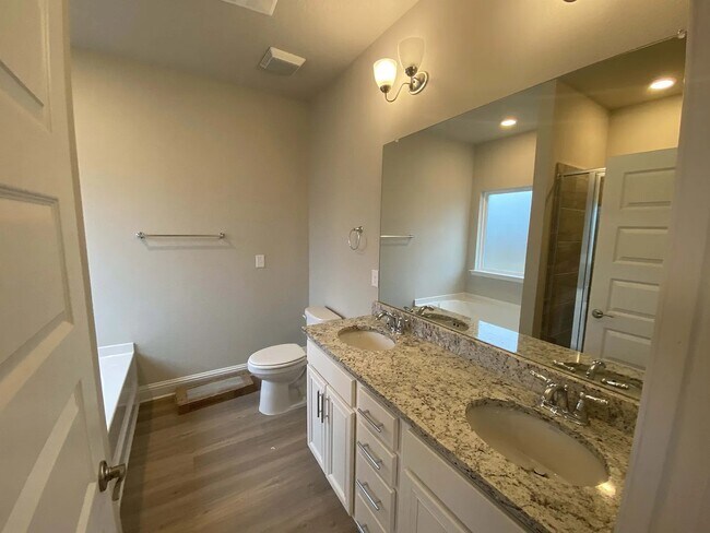 Building Photo - 1348 Rosefield Dr W