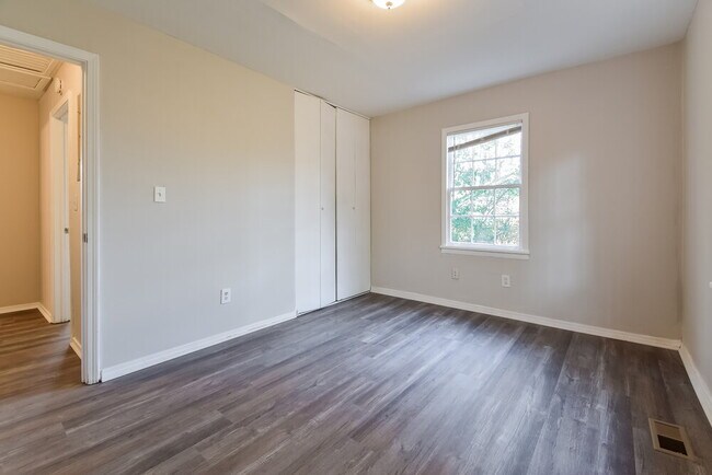 Building Photo - 842 Bonneville Terrace NW