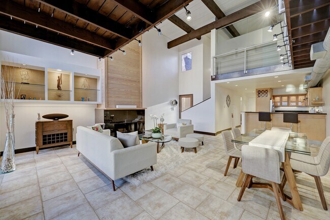 Building Photo - 2117 1/2 Hazard St