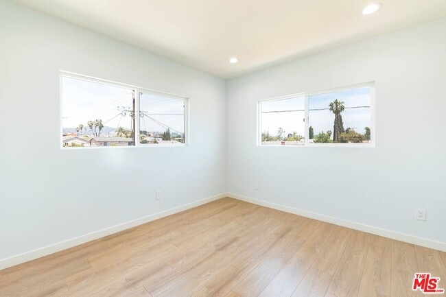 Building Photo - 758 1/2 N Ridgewood Pl