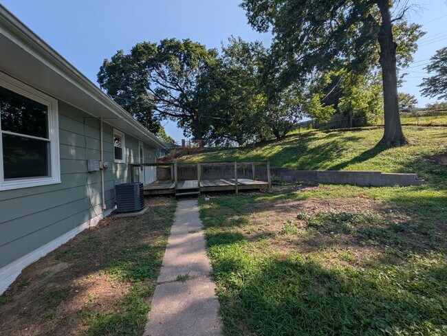 Building Photo - 5412 Anah St