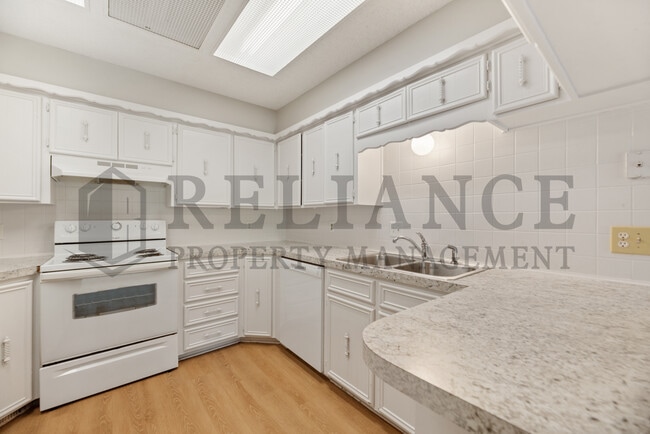 Building Photo - 2202 S White Oak Dr