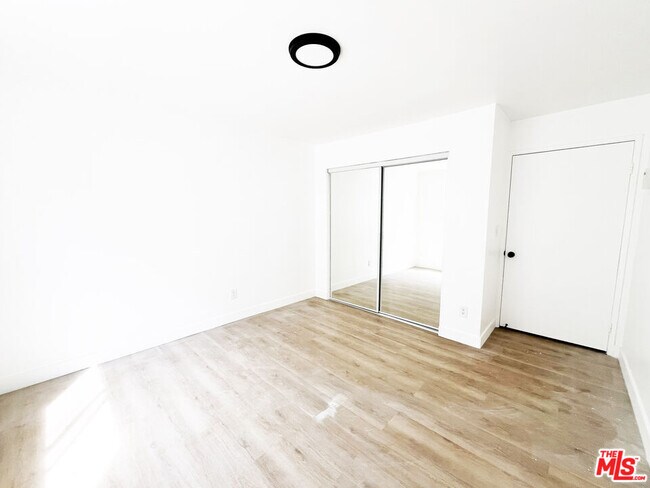 Building Photo - 5440 Carlton Way