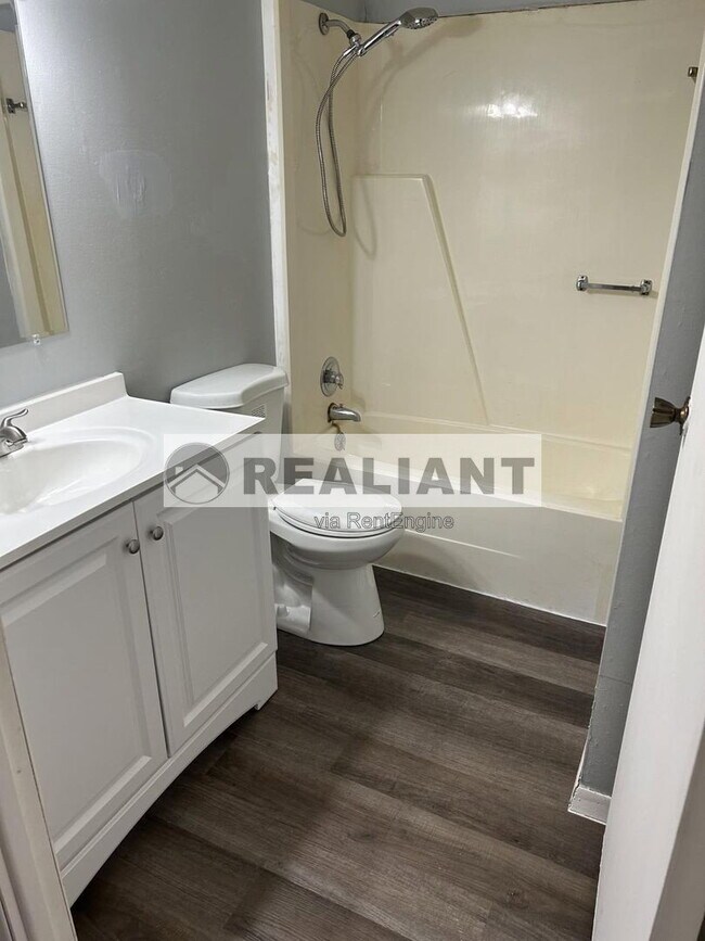 Building Photo - 904 Amhurst Dr