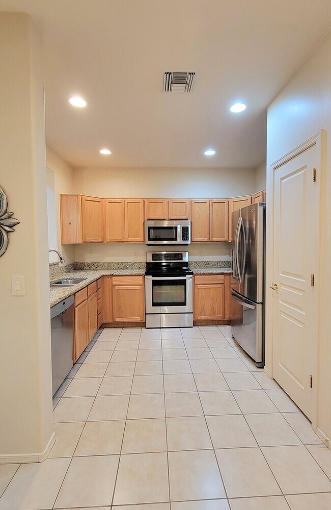 Building Photo - Pet friendly Civano home