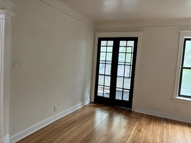 Building Photo - 6142 S Rhodes Ave