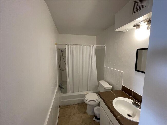 Building Photo - 401 SE 12th St