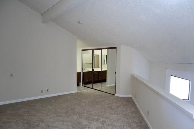 Building Photo - Spacious and bright 3-bedroom townhome-Nor...