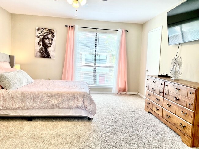 Building Photo - 3 BR 2.5 BA Luxury Townhouse