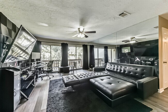 Building Photo - 15919 Golf Club Dr