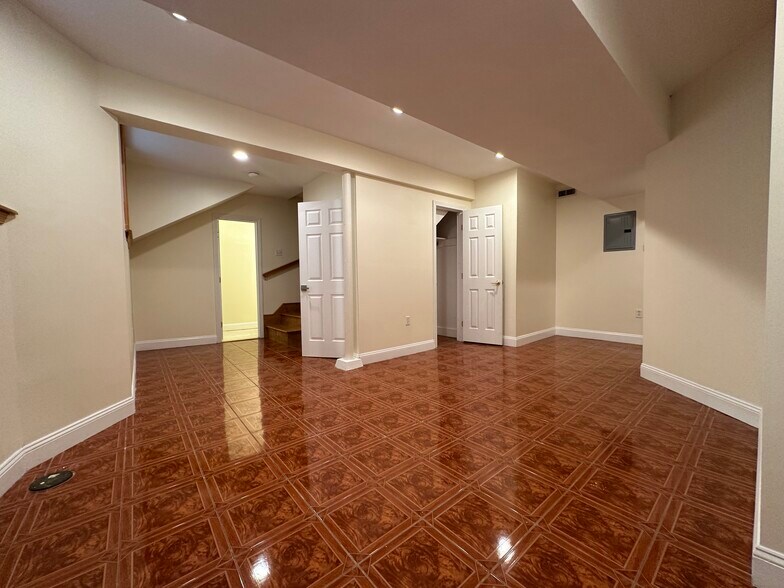 Building Photo - 191 Winthrop Rd