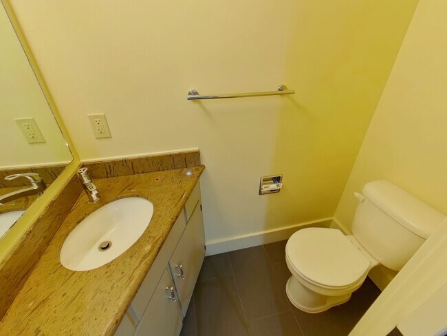 Building Photo - 2 Bedroom Condo In Fantastic Location!