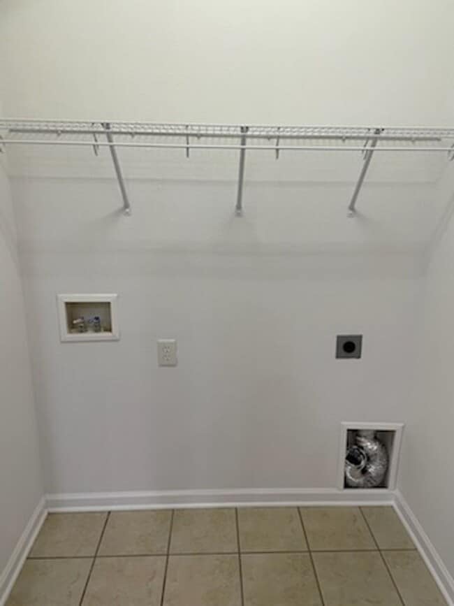 Building Photo - Emmyllie Ct- 130/132