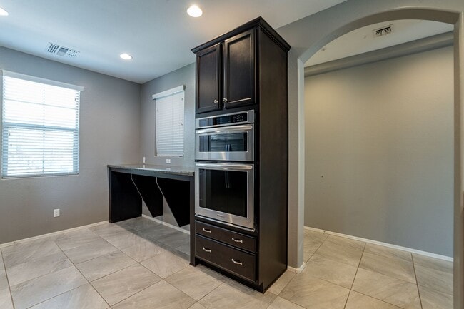 Building Photo - Move In Ready! Three Bedrooms - Beautiful ...