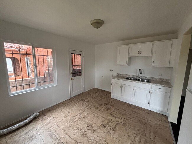 Building Photo - 229 E 89th St