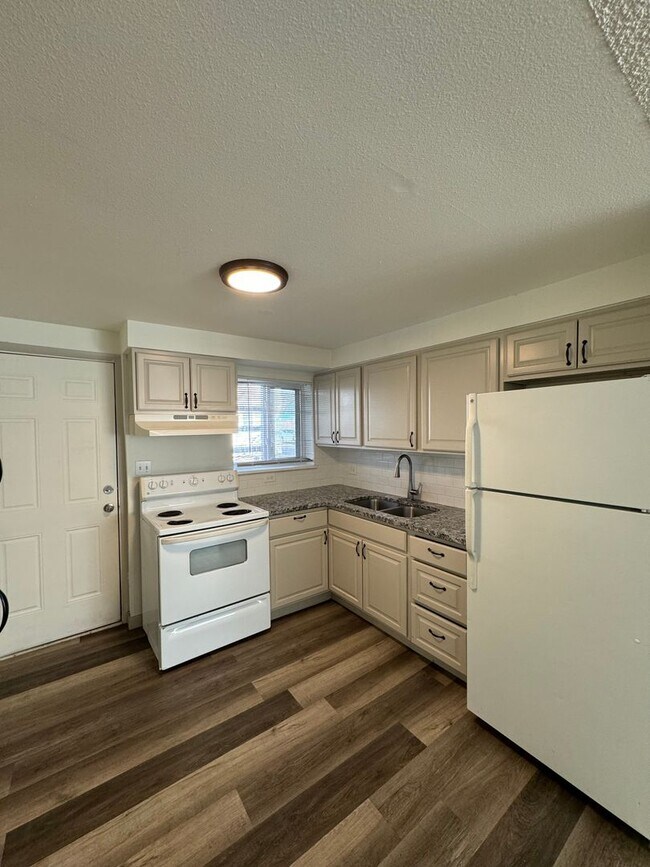 Building Photo - 2915 Straus Ln