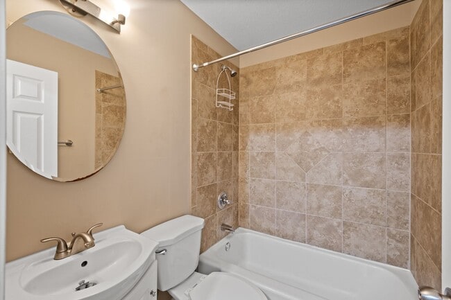 Building Photo - Spacious 1BR/1Bath apartment available Now!