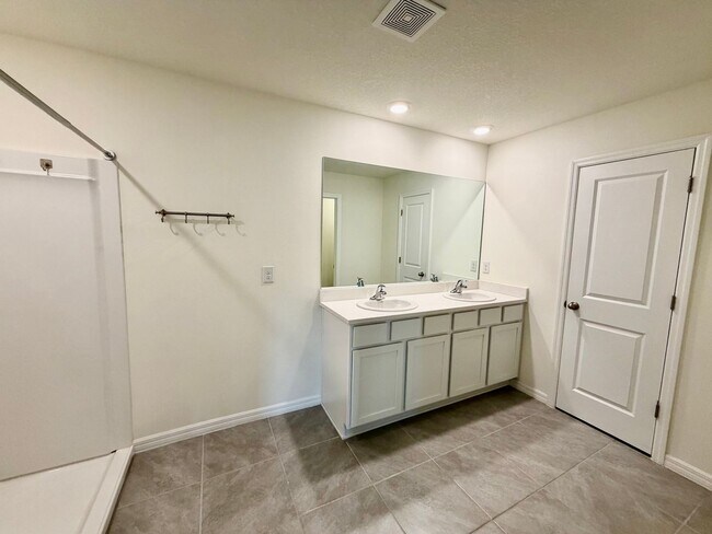 Building Photo - Beautiful Home in Newberry, FL – Spacious, Modern, and Peaceful Living