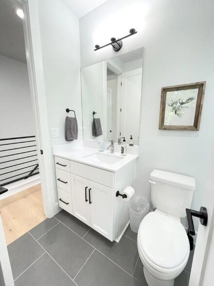 Building Photo - 2009 Canterbury St