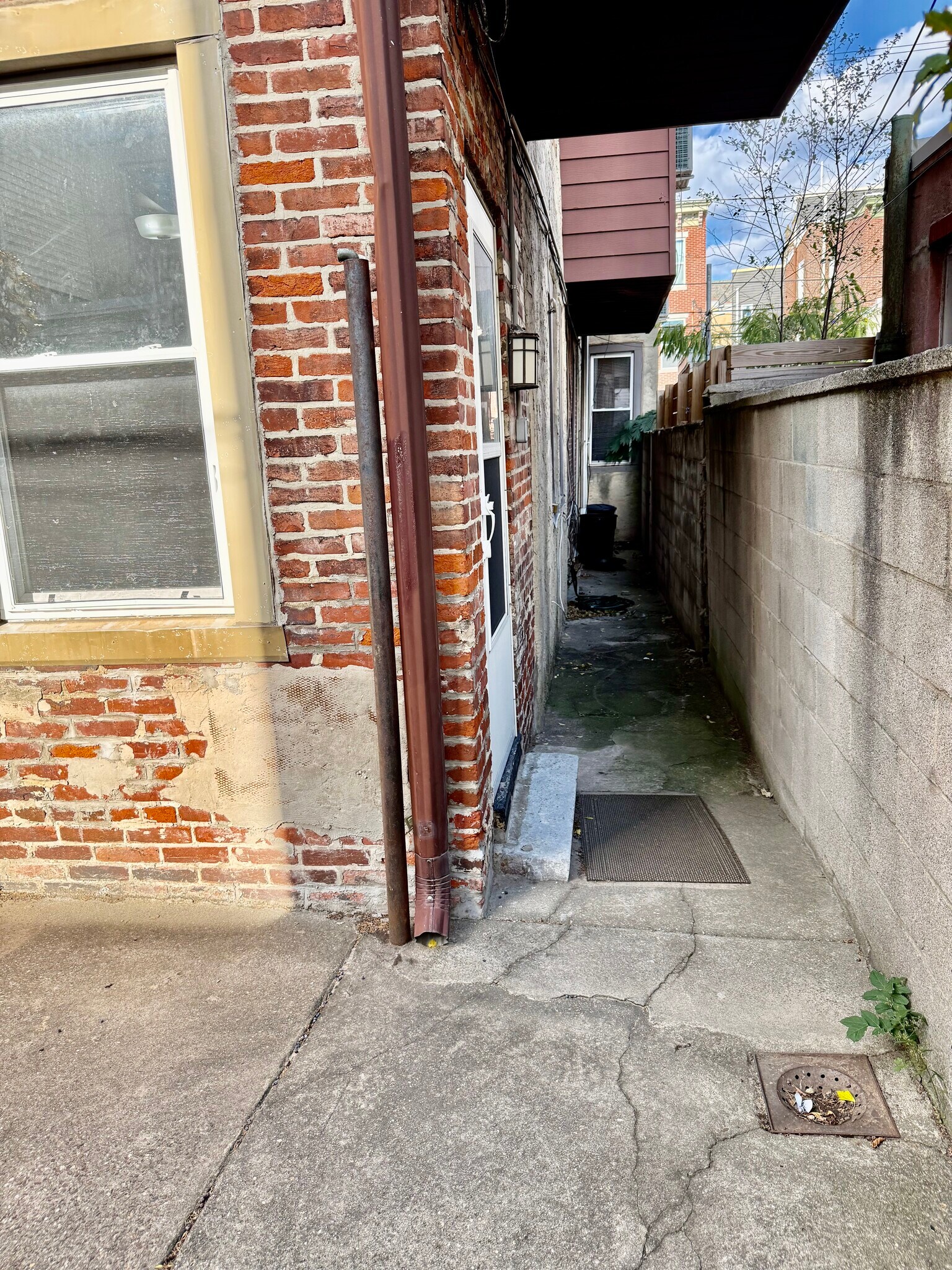 Building Photo - 302 Dickinson St