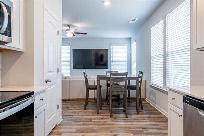 Building Photo - 4700 Blake Lp