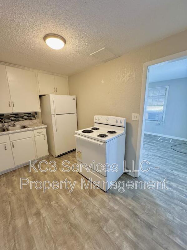 Building Photo - 6131 NE Vivion Rd
