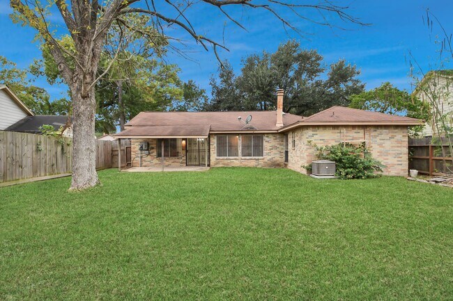 Building Photo - 527 Oakdale Dr