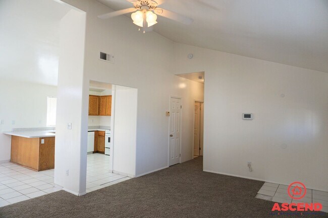 Building Photo - Spacious 3BD/2BA Home on a Large Lot in Bakersfield — Covered Patio, Garage & Pets Welcome!
