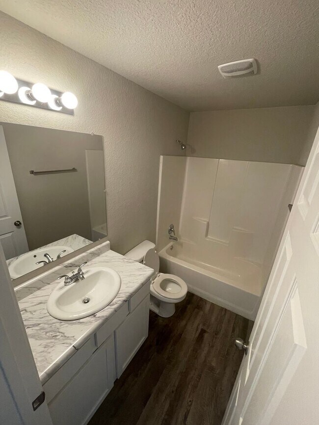 Building Photo - 3 bedroom 2 bath home for rent in Elkins