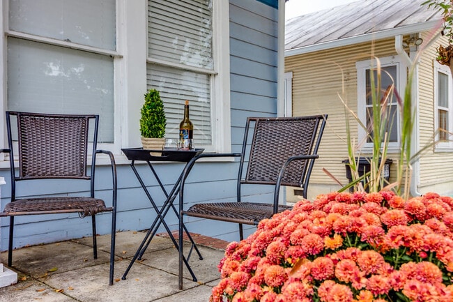 Building Photo - 418 E Myrtle St