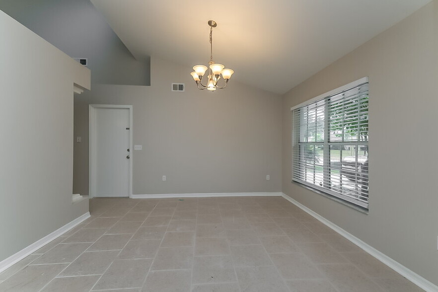Building Photo - 2002 Alafia Oaks Dr