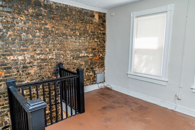 Building Photo - 14 S Plum St