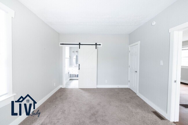 Building Photo - Updated 3 bed 2.5 bath Available now!