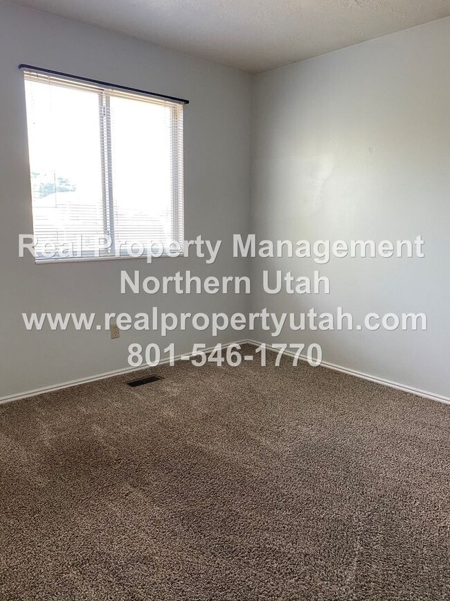 Building Photo - 5 Bedroom Home In West Point Available Now!