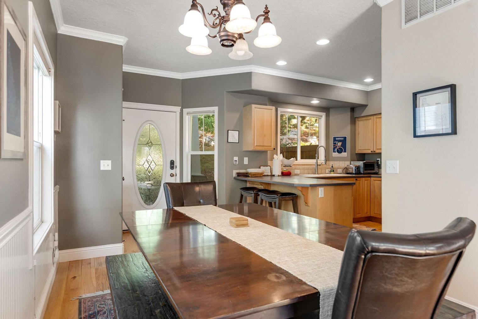 Building Photo - 1433 E Hays St