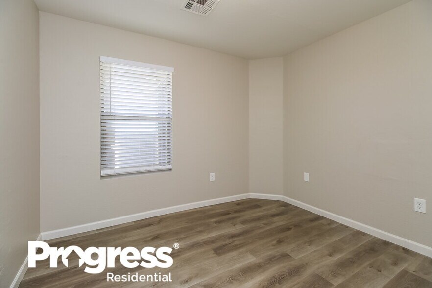 Building Photo - 341 N Fresno St