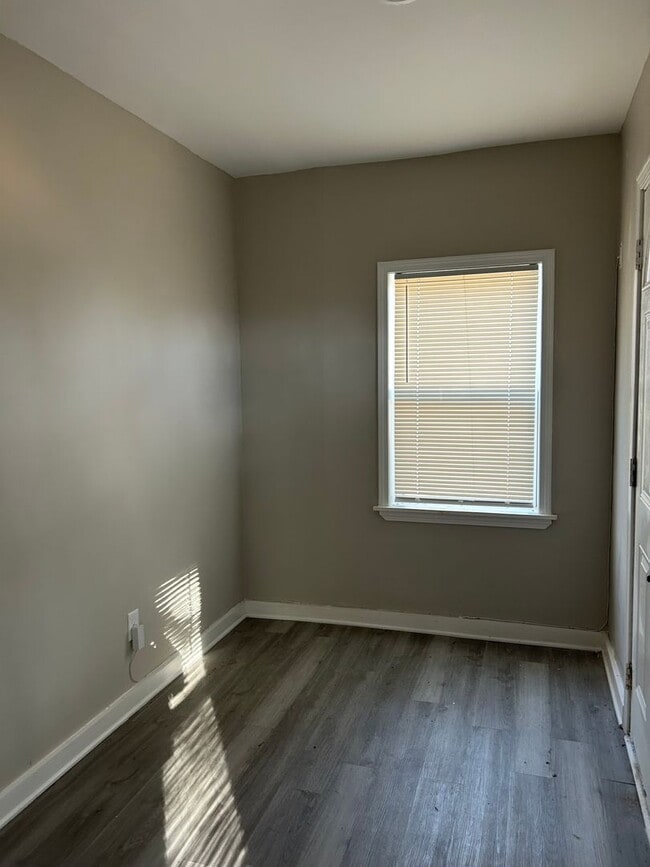 Building Photo - Ready to move in