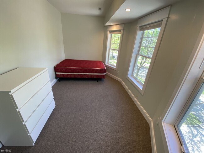 Building Photo - 6 br, 3 bath House - 517 Elm St
