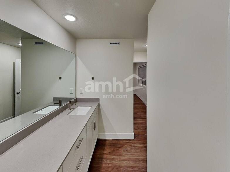 Building Photo - 4390 N Poplar St