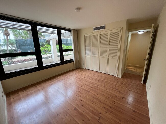 Building Photo - Yacht Harbor Towers (Ala Moana)-1282 sf, 2 bed+den, 2 bath, 2 prkg-INCLUDES UTILITIES