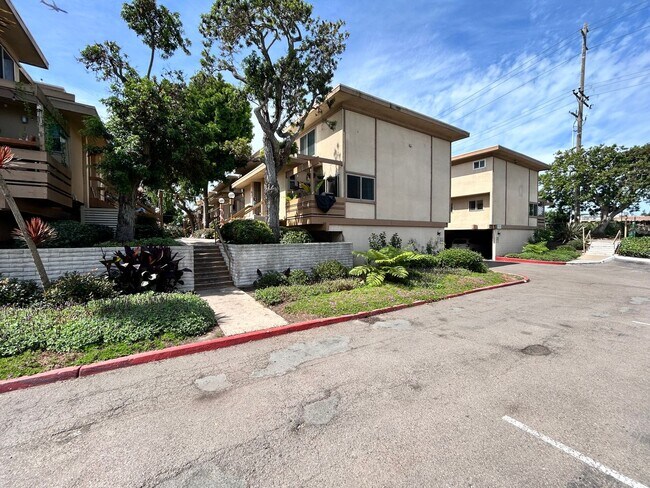 Building Photo - Beautiful 2B/1.5BA Condo W/ AC & Reserved Parking in Point Loma!